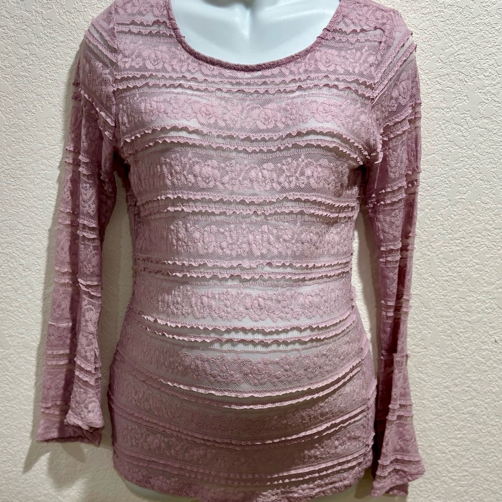 EUC Jessica Simpson maternity bell sleeve sheer lace top.